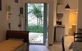 Proche du Château de Versaillles une Chambre avec Jardin